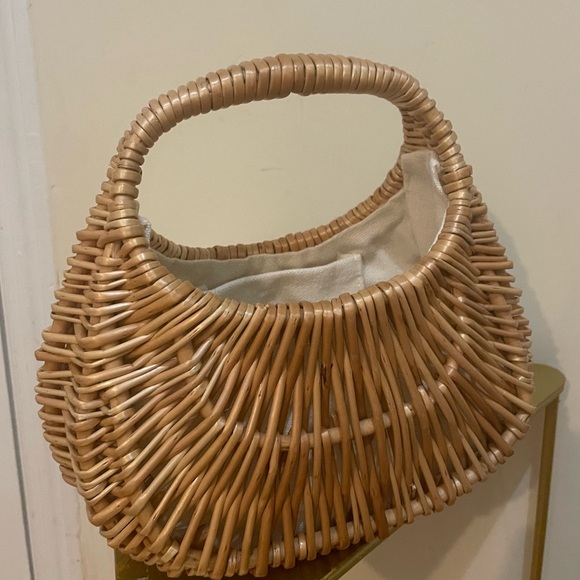 Elegant Tan Woven Handbag - Picture 2 of 5